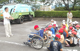 熱心に説明を聞く小学生